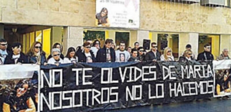 Familiares y amigos de la desaparecida durante un acto en su memoria. / E. P.