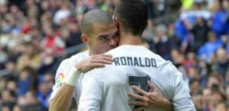 El Real Madrid afronta una visita trampa a Las Palmas 1 Pepe abraza a Cristiano Ronaldo en el último partido de Liga ante el Celta. / EFE