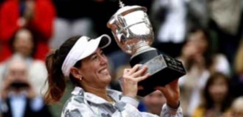Garbiñe Muguruza levanta el trofeo de campeona de Roland Garros