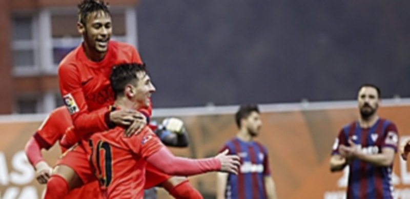 El delantero argentino del FC Barcelona Lionel Messi (i) celebra uno de sus goles con su compañero