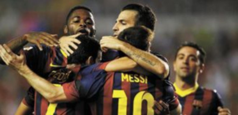 Varios futbolistas del conjunto azulgrana abrazan a Pedro