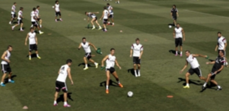 El Real Madrid durante uno de los intensos entrenamientos que han tenido esta semana en la Ciudad Deportiva de Valdebebas.  / Efe