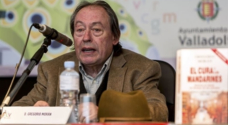 El periodista Gregorio Morán durante su intervención. / Europa Press