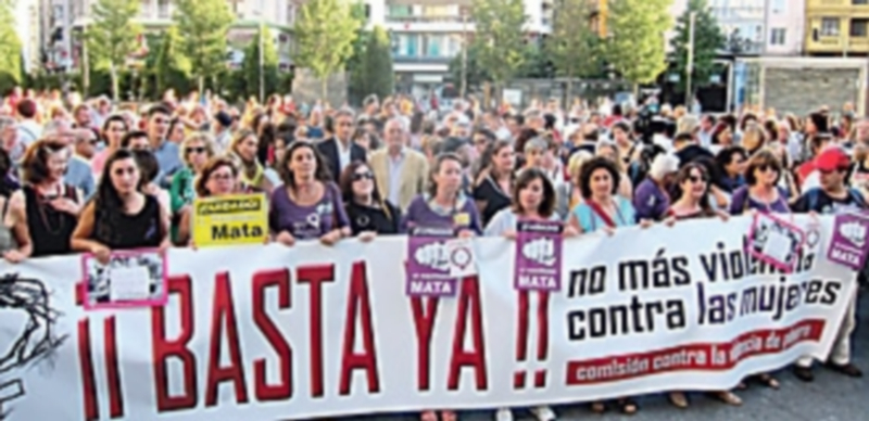Decenas de personas se manifiestan contra la violencia de género portando pancartas y carteles reivindicativos. / Europa Press