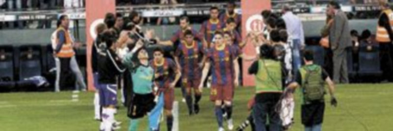 Los jugadores del conjunto gallego hicieron el pasillo a los vigentes campeones. / Efe