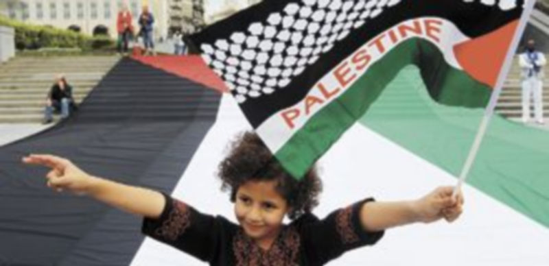 Una niña ondea la bandera palestina en una concentración celebrada en Bruselas para instar a la ONU a aprobar la adhesión. / Reuters