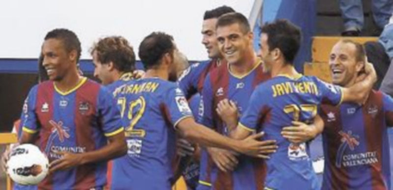 Los jugadores del cuadro levantino firmaron un excelente triunfo. /Reuters