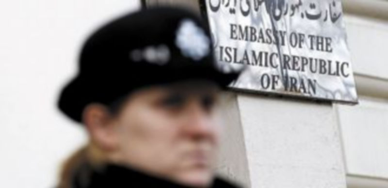 Una agente de la Policía británica vigila la embajada iraní en Londres