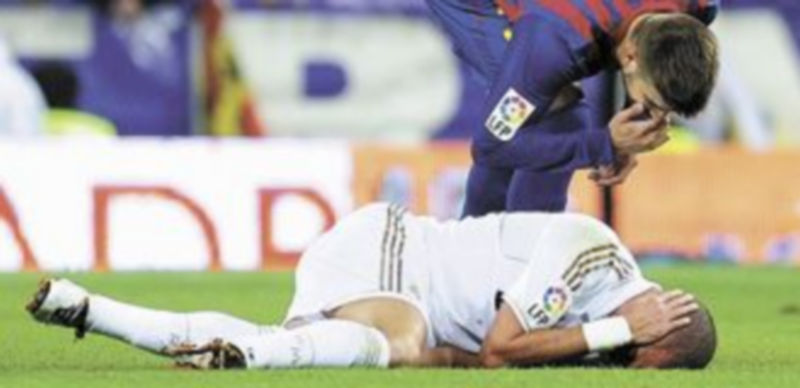 Piqué se dirige al madridista Pepe en un lance de juego del último ‘clásico’ disputado entre ambos equipos. / Reuters.