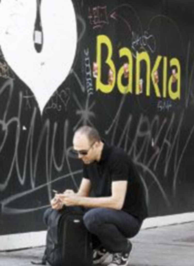 Un hombre se entretiene con su móvil