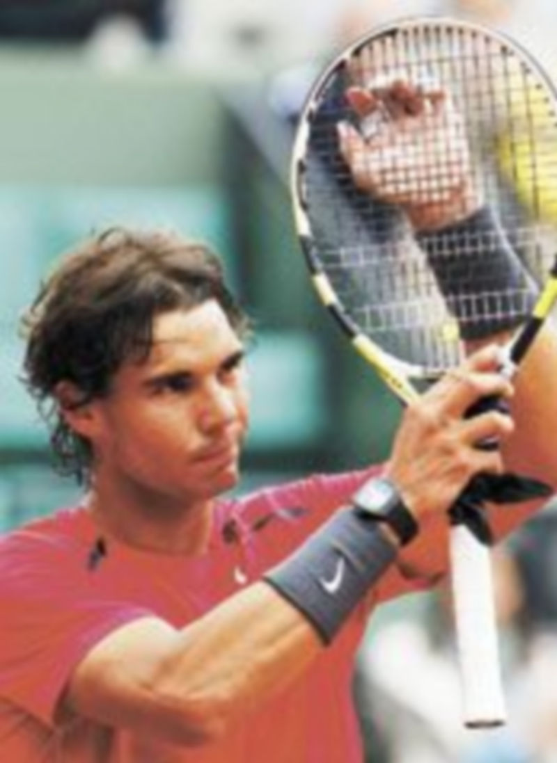 Nadal saluda al público tras ganar su partido de octavos de forma contundente. / Reuters