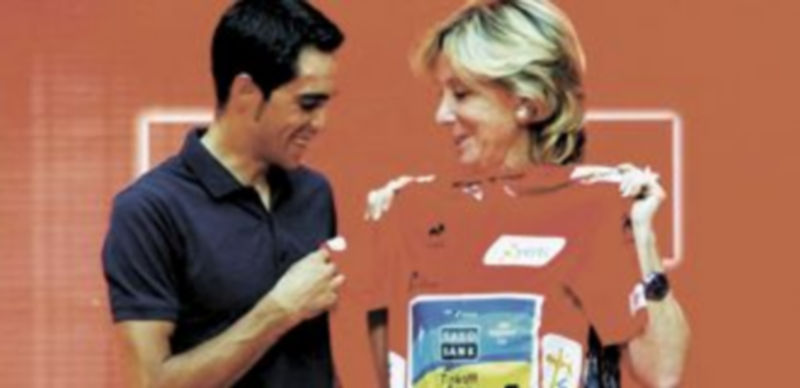 Alberto Contador regaló un maillot rojo a la presidenta de la Comunidad de Madrid