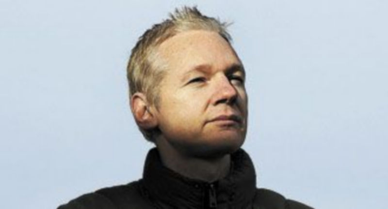 Julian Assange ofreció ayer una rueda de prensa. / Reuters