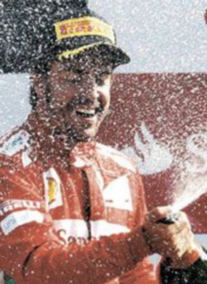 Alonso ya sabe lo que es subir a lo más alto del podio en Singapur. / Reuters