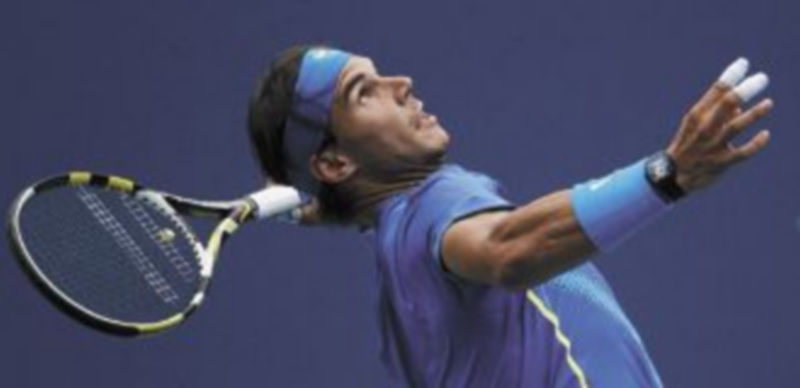 Nadal efectúa un saque en su encuentro de octavos frente a Muller. / K. Betancur (Reuters)