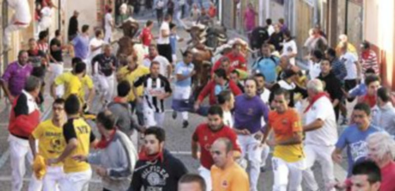 La calle Las Parras concentra cada día a un numeroso grupo de corredores que eligen este tramo para participar en el encierro del municipio. / Nuria Pascual