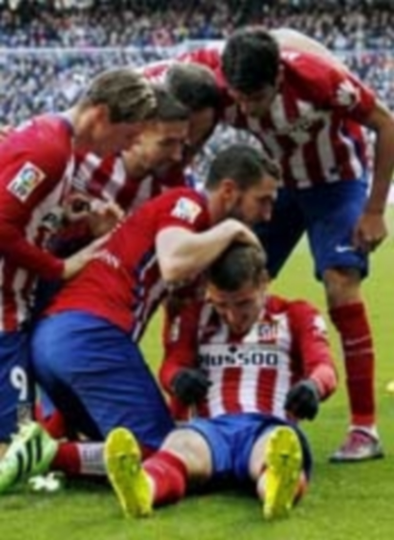 Griezmann mantiene al Atlético en la puja liguera 1 Antoine Griezmann celebra su gol en el estadio Santiago Bernabéu. / EFE
