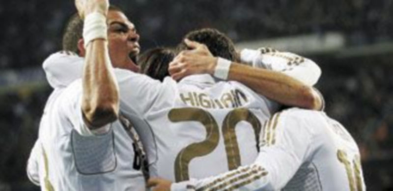 Los jugadores del conjunto blanco se abrazan tras anotar uno de los tantos en el derbi frente al Atlético. / Juan Medina (Reuters)