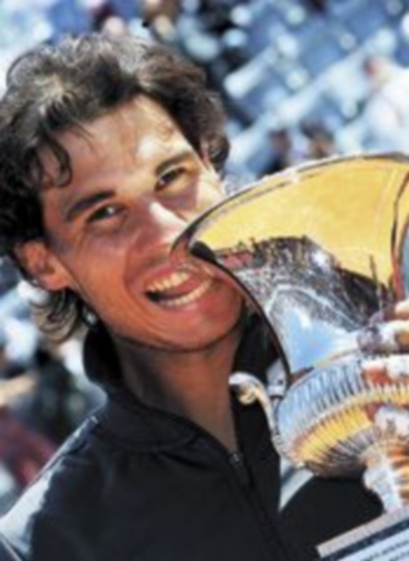 Rafa Nadal muerde el trofeo conquistado en la pista central del Foro Itálico. / Reuters.