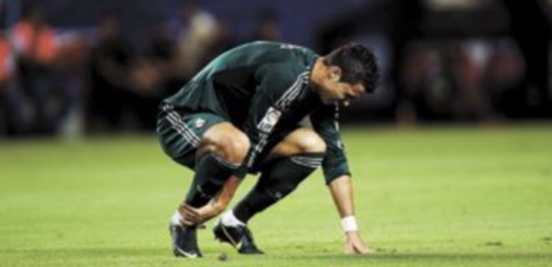 Cristiano Ronaldo se desesperó sobre el césped del Pizjuán al ver que su equipo se marchó sin puntos. / Marcelo del Pozo (Reuters)