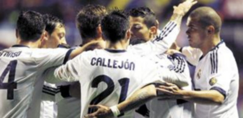 Los jugadores del conjunto blanco felicitan a Cristiano Ronaldo tras el tanto anotado. / Reuters