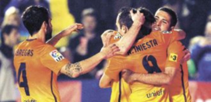 Los jugadores del conjunto catalán festejan uno de los tantos de Leo Messi. / Heino Kalis (Reuters)