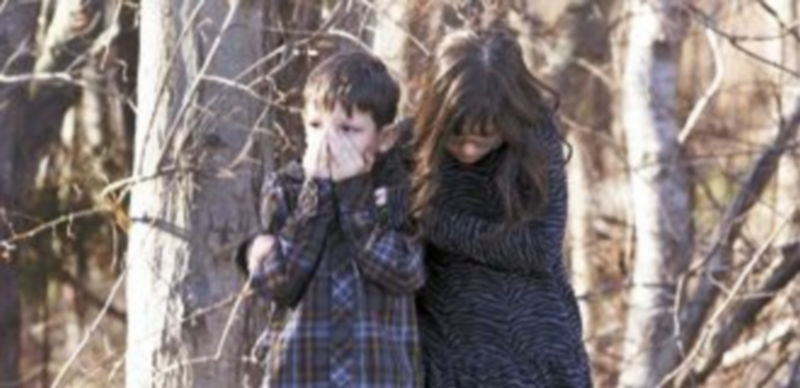Dos supervivientes de la matanza no pueden creer lo ocurrido en el colegio. / Reuters