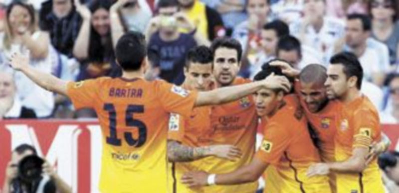Los jugadores del conjunto catalán celebran uno de los dos tantos anotados por Tello. / Alberto Estévez (Efe)