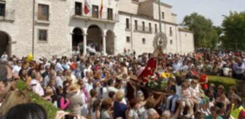 La virgen de El Henar arropó bajo su manto a miles de romeros 1 La imagen de la virgen de El Henar en su carroza al inicio de la procesión con los primeros niños que subieron junto a ellas en busca de su bendición. /Gabriel Gómez