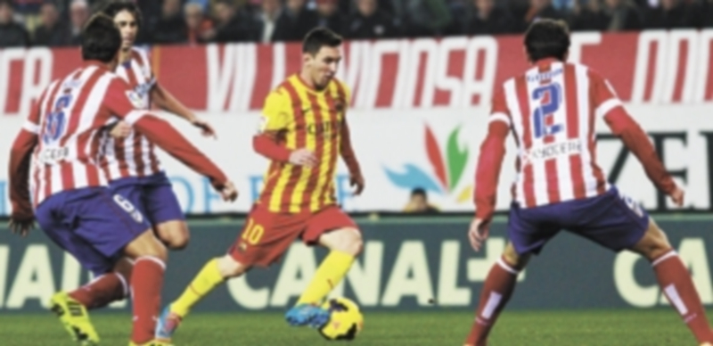 Leo Messi empezó el encuentro en el banquillo