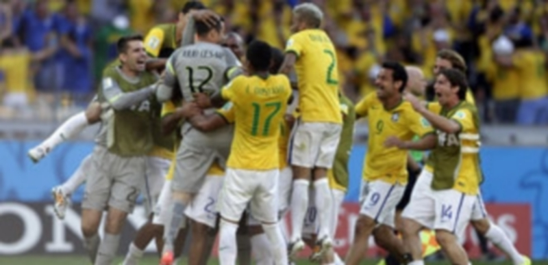 Los jugadores de la selección brasileña celebran la victoria ante Chile tras los lanzamientos de penalti. / Efe