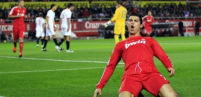 Cristiano Ronaldo celebra un gol de rodillas y gesticulando de forma ostensible
