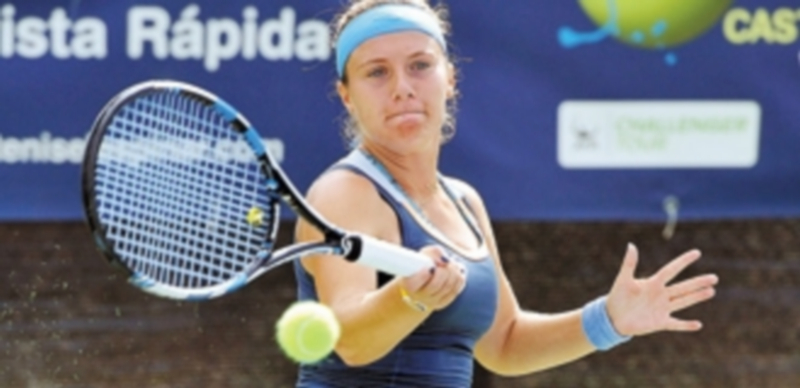 La británica Francesca Stephenson devuelve de derecha una bola lanzada por su oponente. / Pedro L. Merino