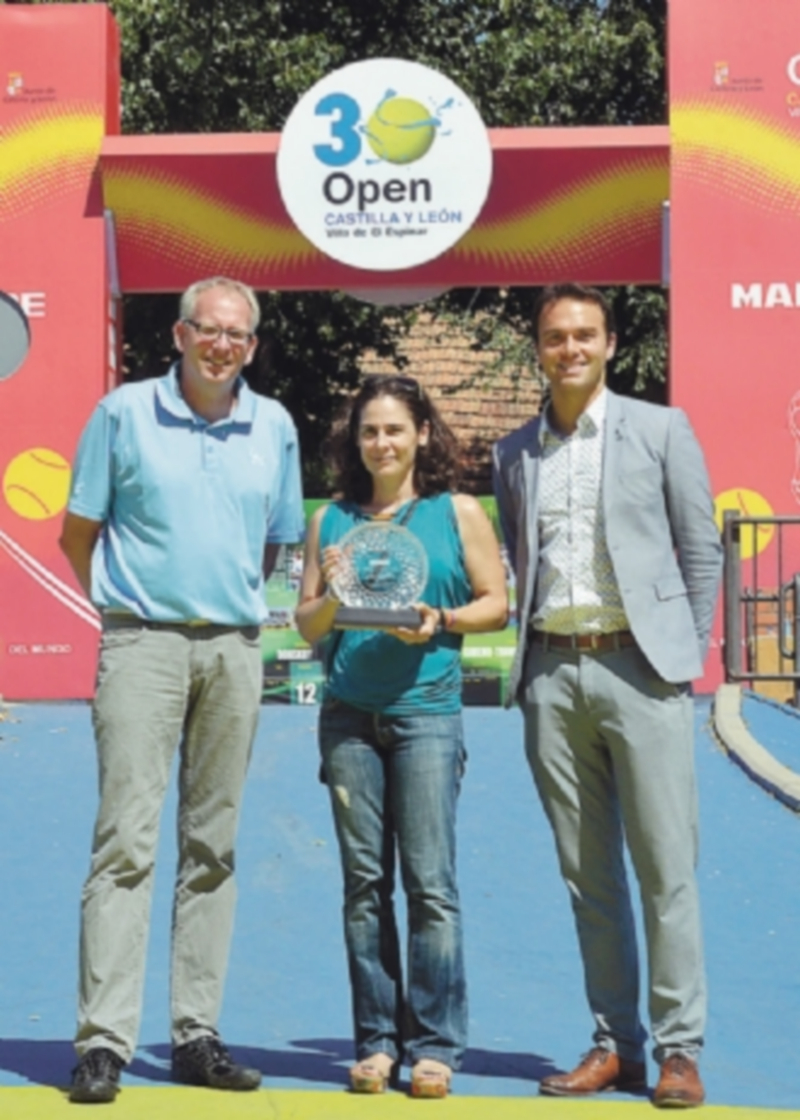 Ross Hutchins (dcha) junto con el supervisor de la ATP y Vivi Ruano. / P. Merino