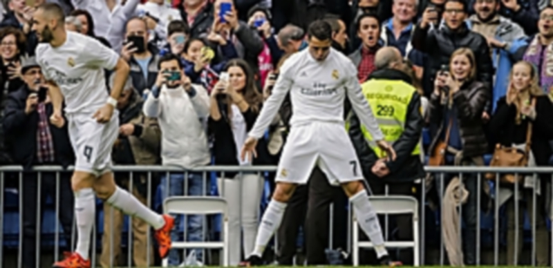 Nueva goleada para seguir en la pelea 1 Cristiano Ronaldo celebra junto a la afición el primero de sus dos goles anotados al Athletic