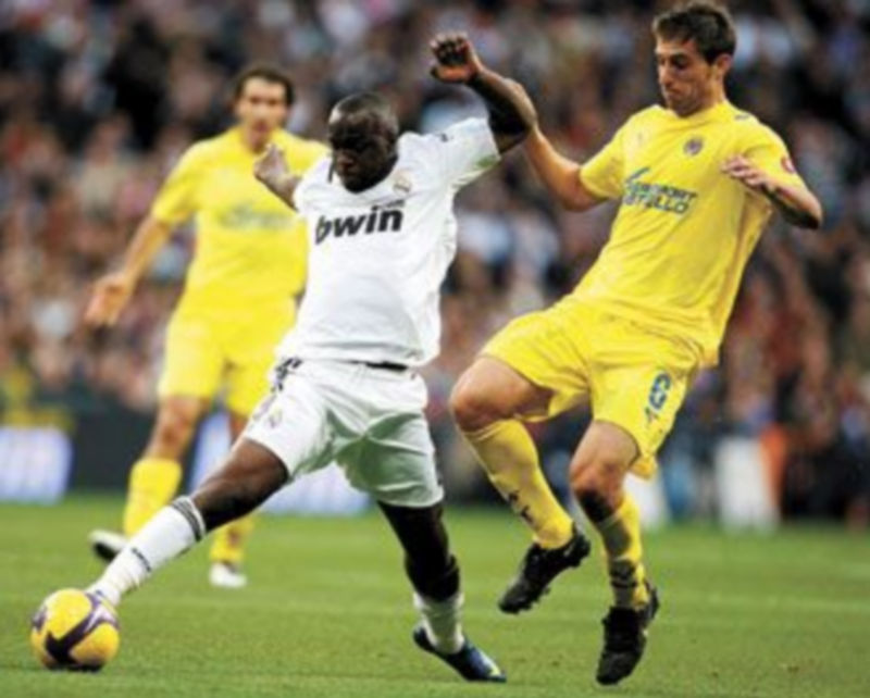 Una gripe impedirá a Lass Diarra saltar al césped de Mestalla. / EFE