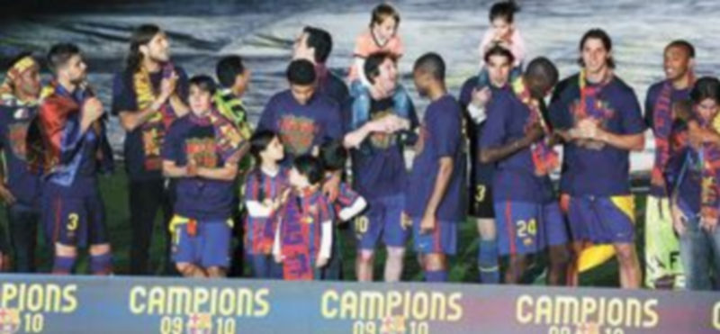 La plantilla del Barcelona festeja el triunfo.