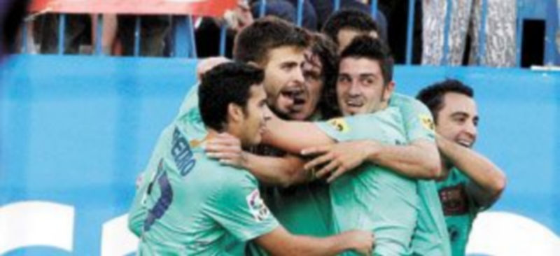 Los jugadores del conjunto catalán celebran el tanto del defensa Gerard Piqué. / Reuters