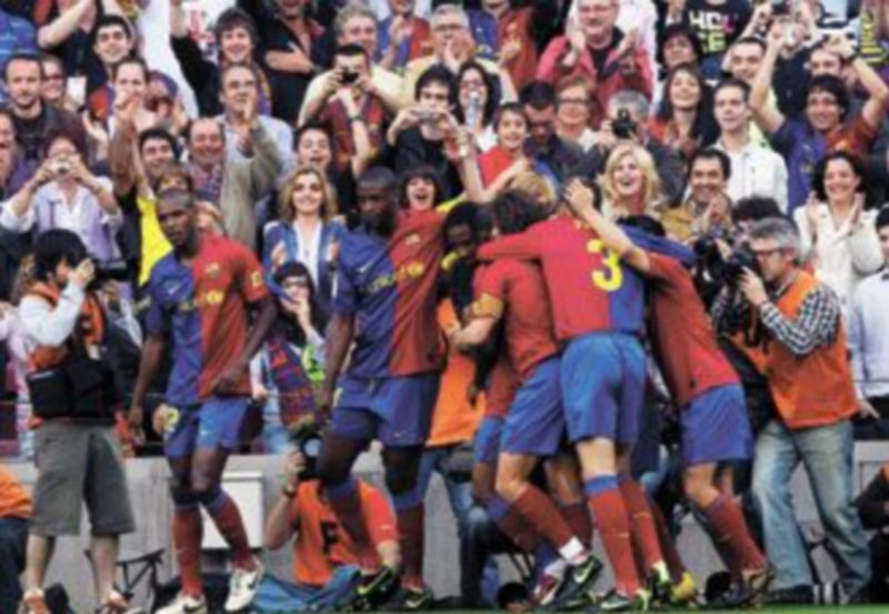 Los jugadores del Barcelona festejan el primer gol del encuentro