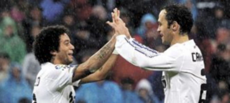 Marcelo felicita a Carvalho después de que el luso anotara segundo tanto del conjunto blanco. / Efe.