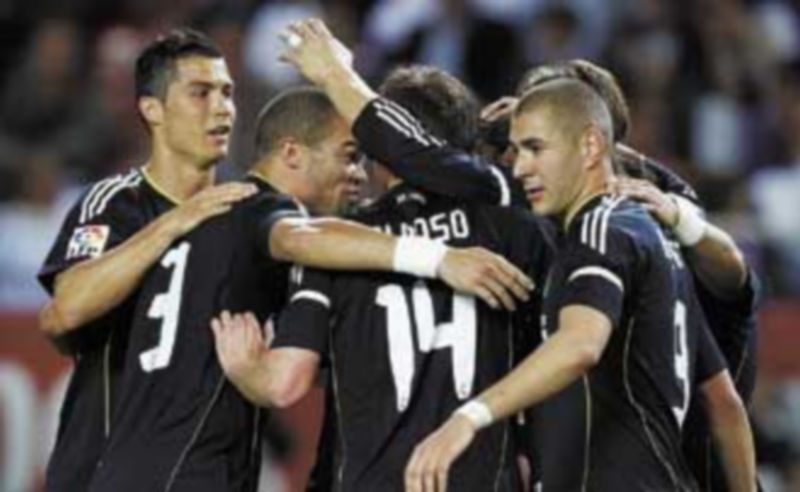Los futbolistas del Madrid festejan su primer gol