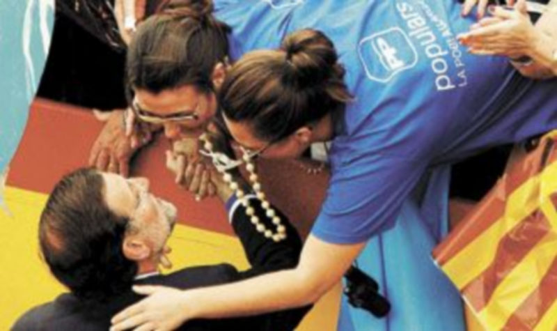 Los asistentes al mitin se deshicieron en elogios y muestras de cariño hacia el líder de los ‘populares’. / Kay Försterling (Efe)