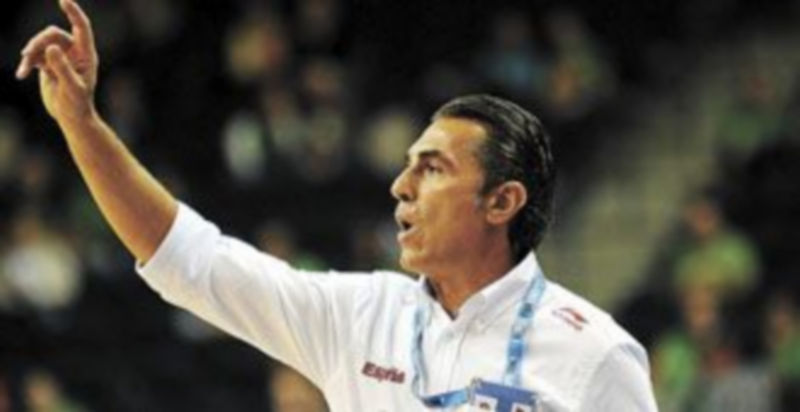 El entrenador de la selección española da instrucciones a sus jugadores durante el choque ante Serbia. / Georgi Licovski (Efe)