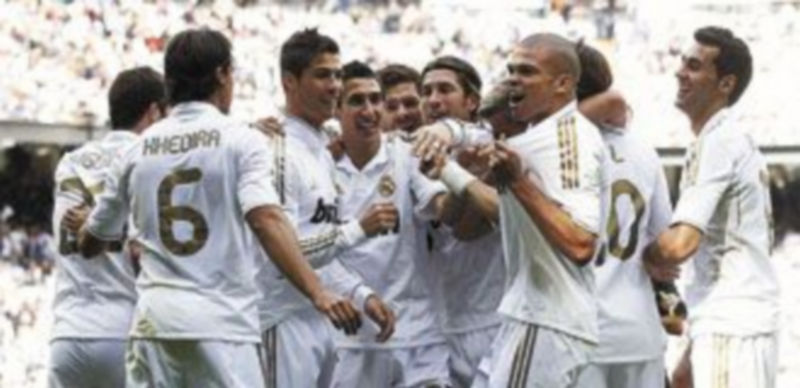 Apisonadora blanca 1 Los jugadores del conjunto blanco se abrazan para celebrar uno de los siete tantos logrados ante Osasuna. / A. Comas (REUTERs)