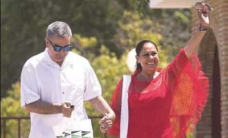 Isabel Pantoja junto a su hermano Agustín a la salida de uno de sus permisos. / Efe