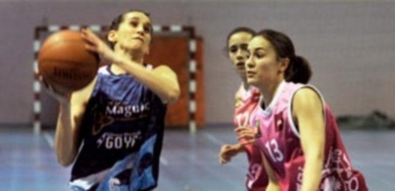 La jugadora del Unami Venta Magullo Larrazábal se dispone a lanzar ante la presión de las rivales de la UVa. / KAMARERO