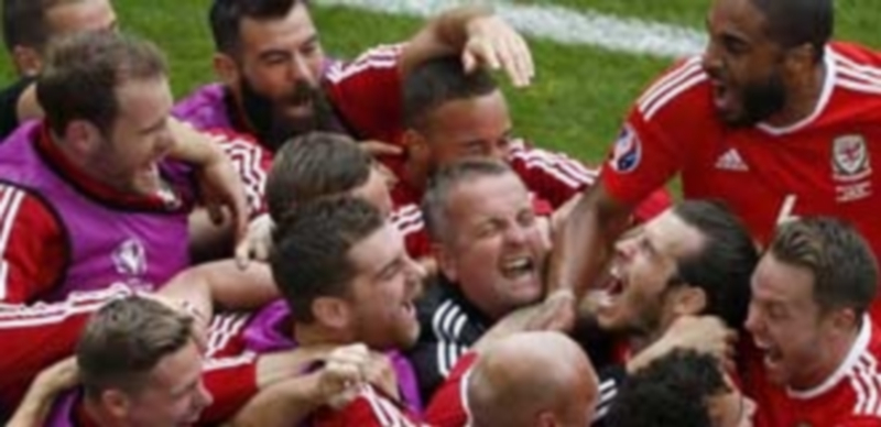 Bale guía el debut soñado 1 Los jugadores de Gales celebran con Bale el gol que abría la victoria de los ‘dragones rojos’ ante Eslovaquia. / EFE