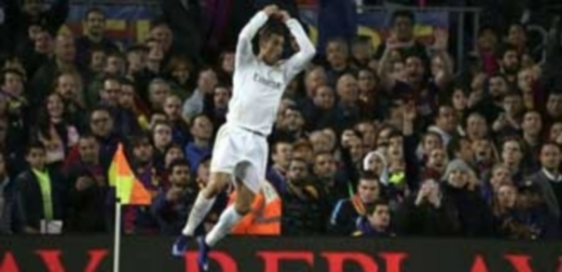 Los goles de Karim Benzema  y Cristiano Ronaldo permitieron una merecida remontada al Real Madrid ante el FC Barcelona en el Clásico tras el tanto inicial de Gerard Piqué. / EFE