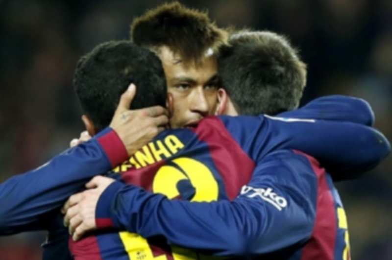 Neymar (centro) llega al duelo tras su polémica celebración de cumpleaños. / Efe