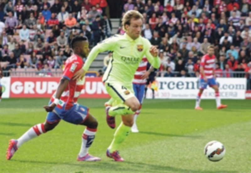El centrocampista croata del FC Barcelona Ivan Rakitic (d) durante una acción del partido frente al Granada . / EFE